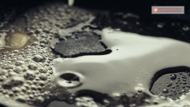 Покорит с первого кусочка! Картофельная запеканка с Моцареллой на сковороде. | Appetitno.TV смотреть онлайн