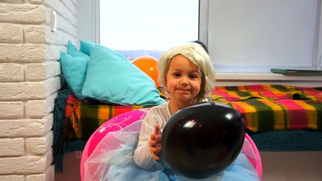 Фанни Эльза и Анна учат цвета с разноцветными шариками смотреть онлайн