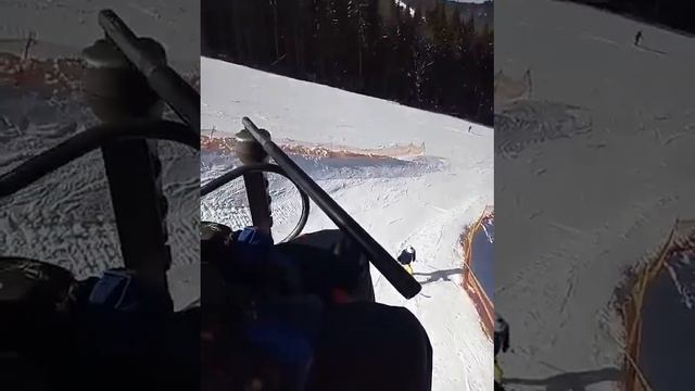 Буковель в начале марта. Вид с подъемника вниз. смотреть онлайн