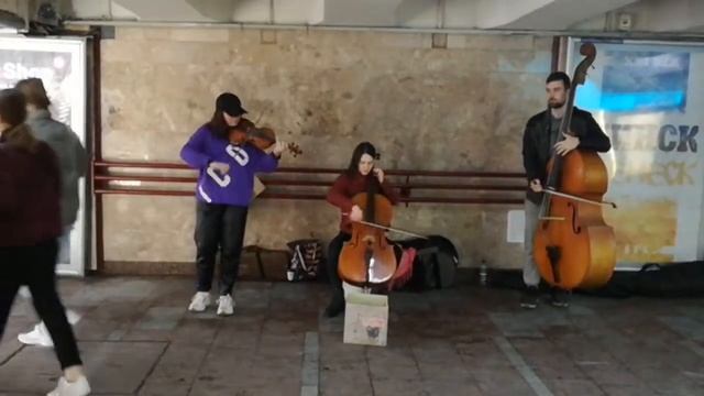 Трио струнников играют популярные современные песни в переходе: скрипка, виолончель, контрабас - ч. смотреть онлайн