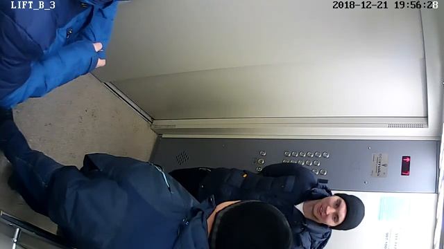 Жители пытаются отвернуть камеры. Безудержное веселье на лицах. 3 подъезд смотреть онлайн