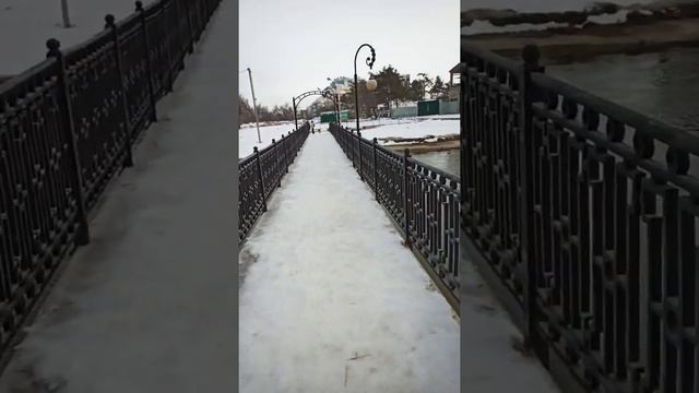 БЕРЕГ НИЗКОГО ПЕСЧАНОГО ЗАЛИВА ЧЕРНОГО МОРЯ В АНАПЕ - ЯНВАРЬ 2022 ГОДА - МОСТ ЧЕРЕЗ РЕЧКУ . смотреть онлайн