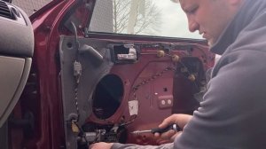 Ford Mondeo MK 3. Замена стеклоподъемника с соседями у подъезда