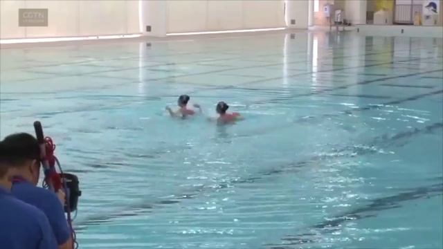 Китайские спорсмены по прыжкам в воду исполнили невероятные трюки на воде![Age0+] смотреть онлайн