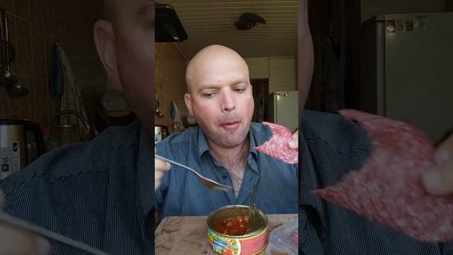 МУКБАНГ килька в томате с добавлением нута/ОБЖОР колбаса сырокопченая