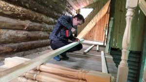 Прямая деревянная лестница на второй этаж из сосны.