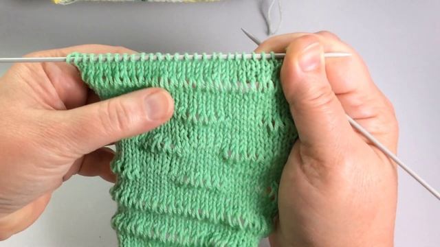 Ажур на полотне чулочной вязки / Вязание спицами / Easy Openwork Knitting Pattern смотреть онлайн