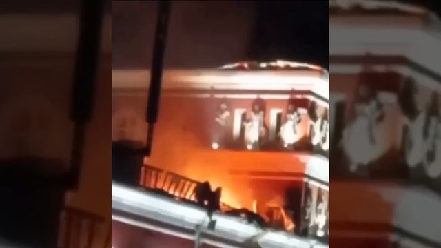 ?Ночью в Курске БпЛА врезался в крышу железнодорожного вокзала❗️? смотреть онлайн