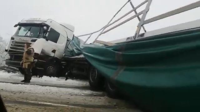 В Орловской области большегруз едва не опрокинулся в кювет смотреть онлайн