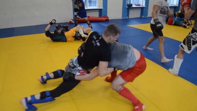 Спарринги по кикбоксингу и ММА. Тренировка из 14-ти раундов по 3 минуты.Подготовка к сезону. смотреть онлайн