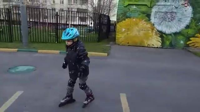 Костя, Москва, апрель 2021, учится кататься на роликах. смотреть онлайн