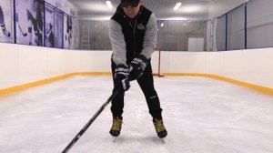 Финт №1. Как поднять шайбу на клюшку?