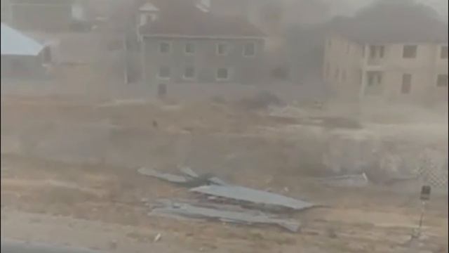Ветер сдувает людей, автомобили и крыши в Жамбылской области Казахстана! смотреть онлайн