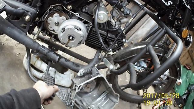 Чистим карбюратор мопеда Меняем масло альфа смотреть онлайн