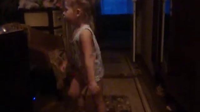 Евочка танец пытается повторить)))) смотреть онлайн
