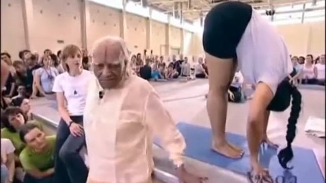 Падангуштхасана / Падахастасана Уттанасана /Наклон к ногам/ Йога начинающим/ БКС Айенгар Йога /Йог смотреть онлайн