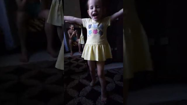 Мая младшая сестра танцует