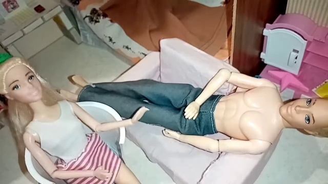 Барби и Кен. Кен был под диваном? Зачем? Досмотри до конца! смотреть онлайн