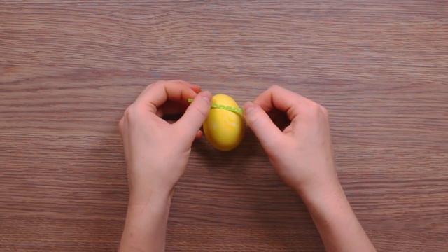 Как красиво покрасить яйца на Пасху скотчем - оригинальный способ! смотреть онлайн