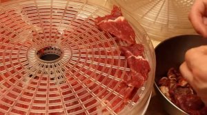 Мясные чипсы в сушилке — легко и вкусно!