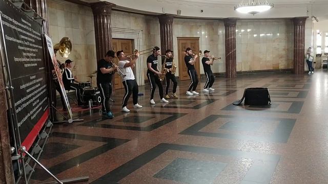 Москва, метро Курская. Выступают ребята. смотреть онлайн