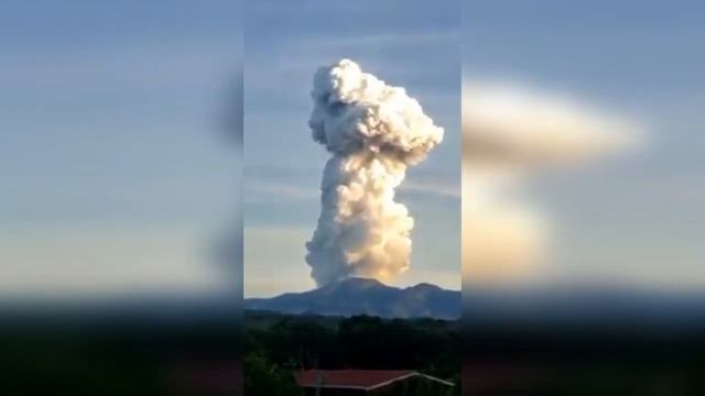 Spectacular eruption of the Rincon de la Vieja volcano in Costa Rica! смотреть онлайн