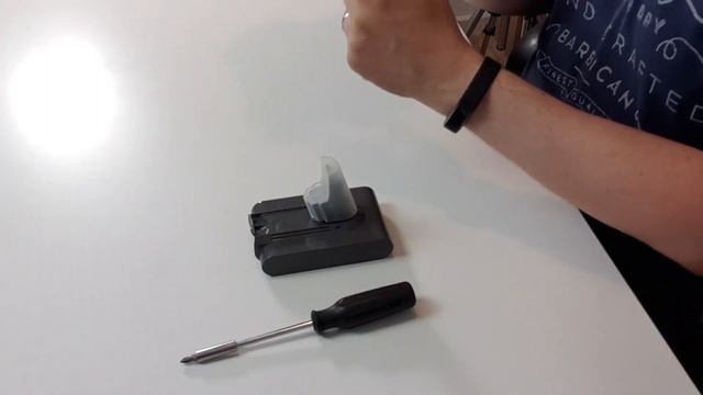 How To Fix Dyson V6 Flashing Red Light - Installing a New Battery Pack смотреть онлайн