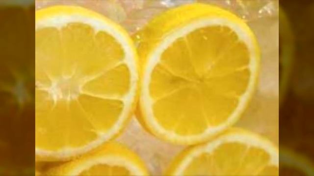 ОНА! режет лимоны и помещает ИХ НА ТУМБОЧКЕ — ПРИЧИНА БЛЕСТЯЩАЯ!! смотреть онлайн