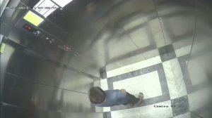 Ребенок справил нужду в лифте.