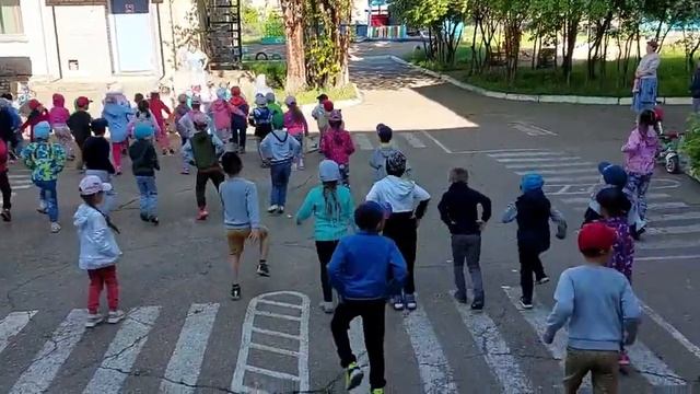 Утренняя зарядка детский сад №116, город Ангарск, 12а микрорайон смотреть онлайн