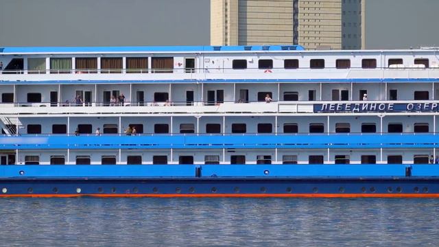 Four-Deck Cruise Ship Swan Lake смотреть онлайн