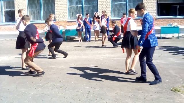 Самый красивый вальс 9 класса) просто до слез! смотреть онлайн