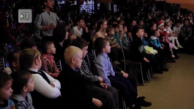 Для малообеспеченных семей устроили Новогоднюю елку смотреть онлайн