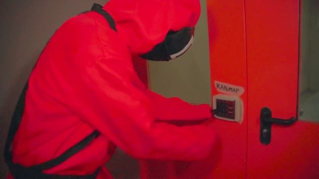 НАШЛИ НАСТОЯЩИЙ ОФИС ИГРЫ в КАЛЬМАРЫ! Сотрудники ЗАМЕТИЛИ нас?! смотреть онлайн