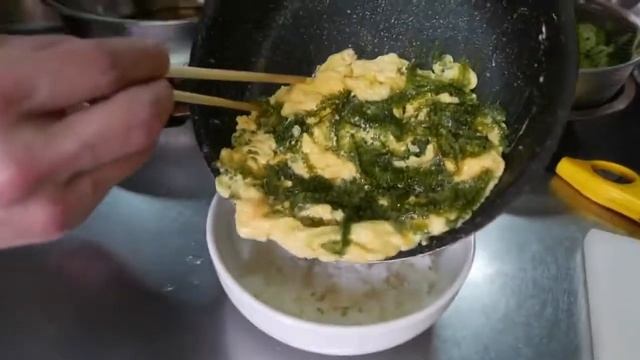 ЯПОНСКАЯ УЛИЧНАЯ  ЕДА   ПРИГОТОВЛЕНИЕ  РЫБЫ  КЛОУНА  СПИНОРОГА   ОКИНАВА  ЯПОНИЯ