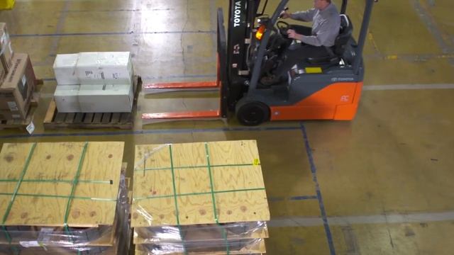 Toyota Material Handling | Forklift Safety: Warehouse Forklifts & Aisle Widths смотреть онлайн