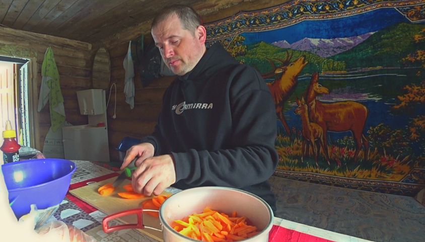 Готовим плов на закрытие зимнего сезона! Удачная рыбалка на хариусу по последнему льду! смотреть онлайн