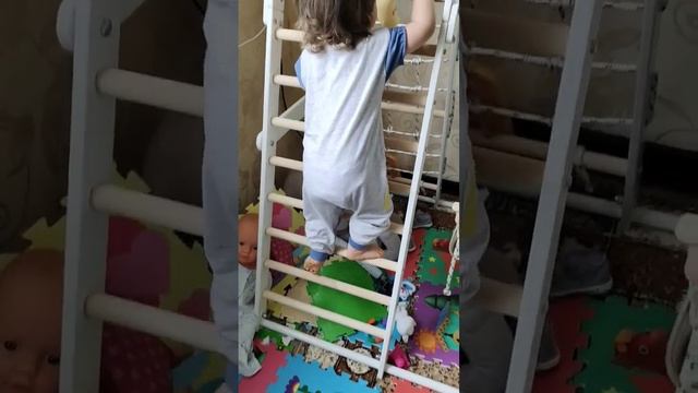 Взбираемся по лестнице #baby #малыш #ребенок смотреть онлайн