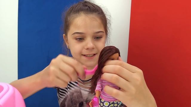 Переодеваемся в кукол - Распаковка Барби - Салон красоты для девочек. смотреть онлайн