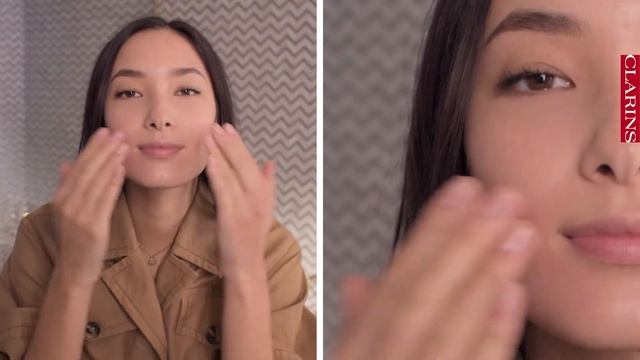 How to apply a liquid foundation | Clarins смотреть онлайн