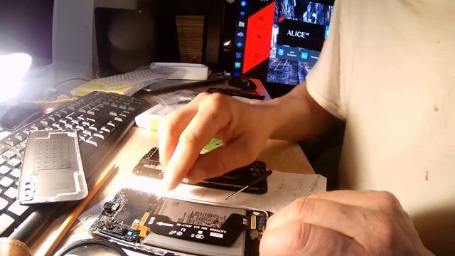 Замена дисплея на телефоне Самсунг А70 без спец инструмента своими руками смотреть онлайн