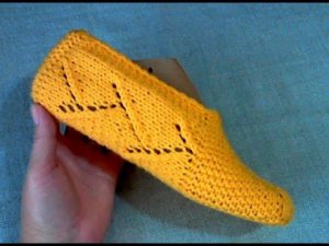 Следки двумя спицами без шва с легким ажуром.