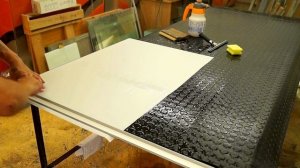 Наклейка пленки на стекло / Скинали, стеклянные панели и вставки в шкаф-купе, кухонный фартук