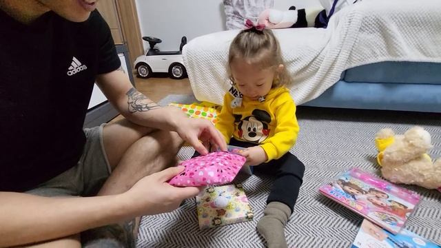 Новая прическа мужа/Похож на домовенка Кузю?/ Подарки с садика Сии/ кушаем #koreavlog #кореявлог