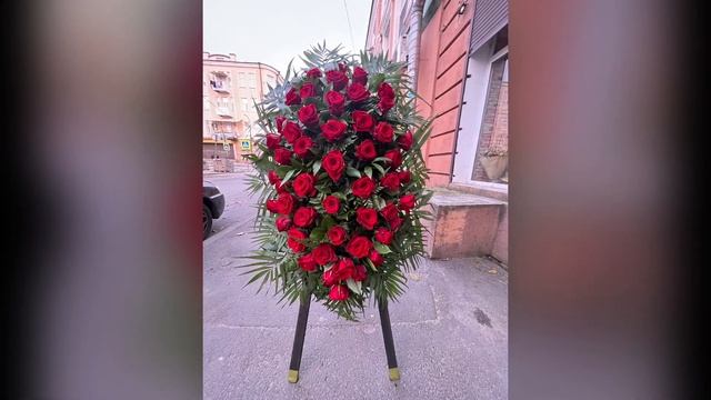 Венки из живых цветов на похороны. Поминальные венки из живых цветов в большом на заказ в Ростове. смотреть онлайн