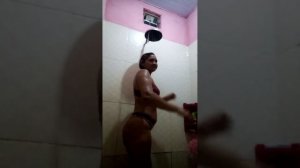 Brincando de tomar banho com profa de Física Rosicleia Lopes dos Santos. Lindona!!!