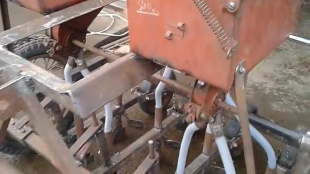 Самодельная сеялка для лука. смотреть онлайн