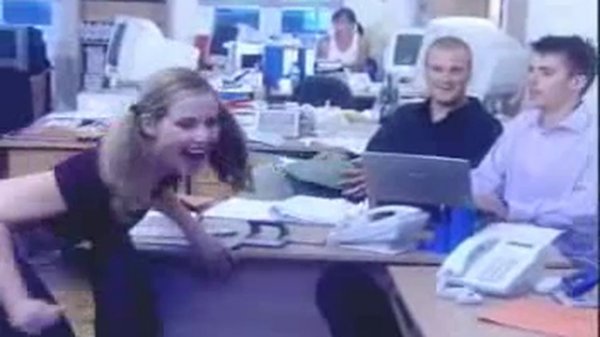 Девки в стрингах на работе!