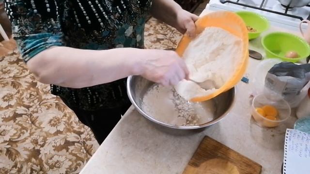 Продолжение.... ПЕКУ КУЛИЧ ДОМАШНИЙ(старинный рецепт) ?. / КРАСИЛА ЯЙЦА?? смотреть онлайн