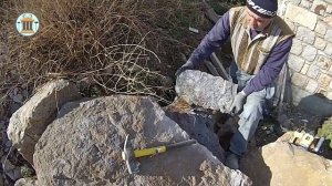 Колем большие камни клиньями